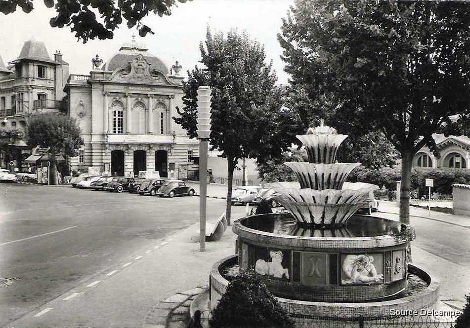 63 Chatel Guyon Place Brosson et Theatre 1968.jpg